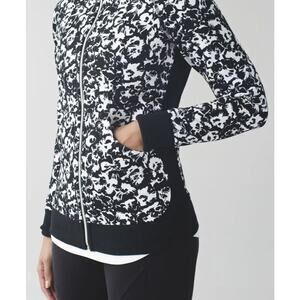 LULULEMON Scuba Hoodie III Fleur Sombre White Black Floral Size 6 Cotton Fleece